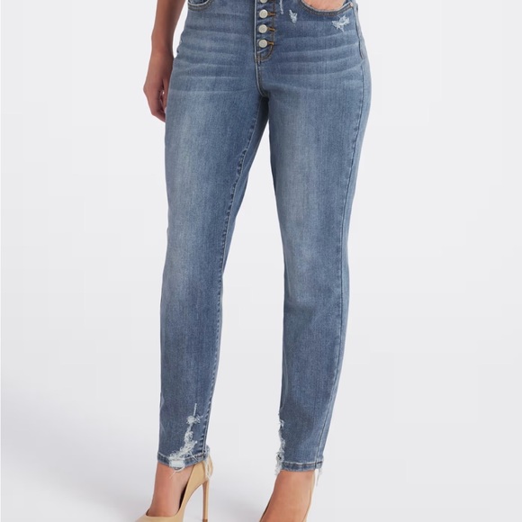 Distressed High-Waist Jeans 🩵 - Picture 2 of 7